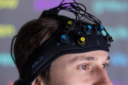 Brite Lite fNIRS sans fil et portable mesurer l'activation préfrontale dans le cerveau.